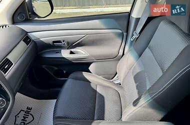 Внедорожник / Кроссовер Mitsubishi Outlander 2016 в 