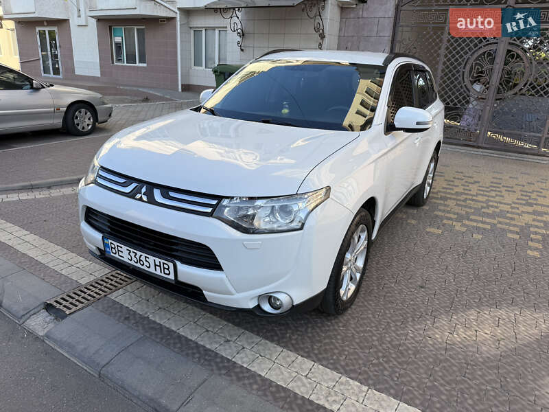 Внедорожник / Кроссовер Mitsubishi Outlander 2013 в Николаеве
