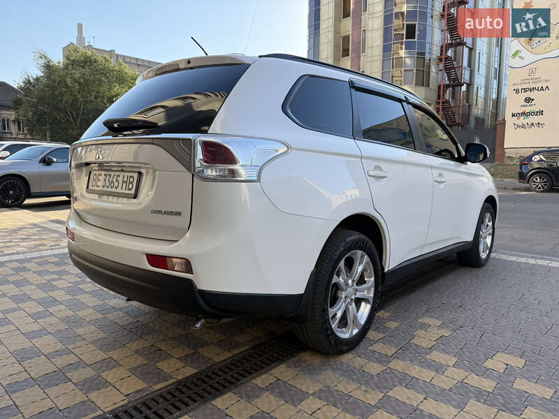 Внедорожник / Кроссовер Mitsubishi Outlander 2013 в Николаеве