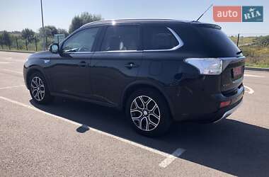 Внедорожник / Кроссовер Mitsubishi Outlander 2015 в 