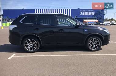 Внедорожник / Кроссовер Mitsubishi Outlander 2015 в 