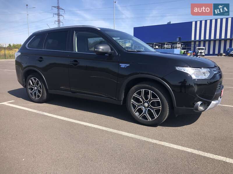 Внедорожник / Кроссовер Mitsubishi Outlander 2015 в 
