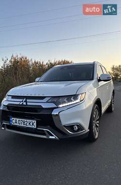 Внедорожник / Кроссовер Mitsubishi Outlander 2019 в 