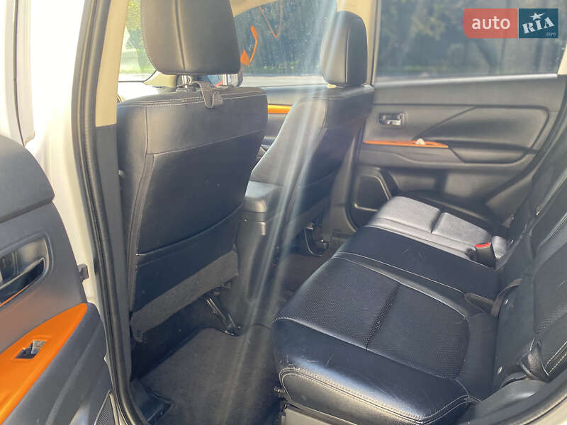 Позашляховик / Кросовер Mitsubishi Outlander 2013 в Києві