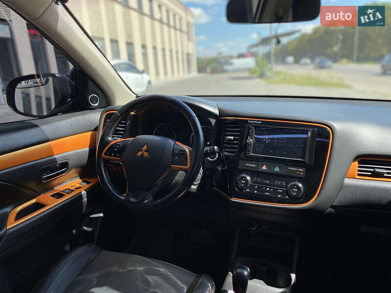 Позашляховик / Кросовер Mitsubishi Outlander 2013 в Києві