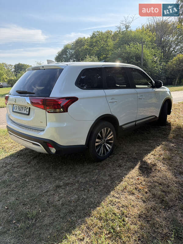 Внедорожник / Кроссовер Mitsubishi Outlander 2020 в Киеве фото 3 Внедорожник / Кроссовер Mitsubishi Outlander 2020 в Киеве