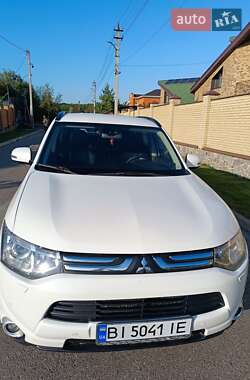 Внедорожник / Кроссовер Mitsubishi Outlander 2013 в 