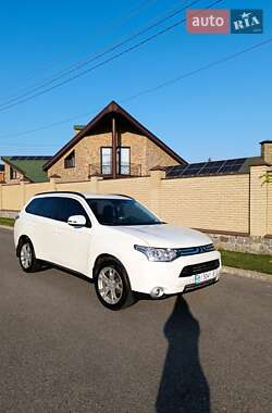 Внедорожник / Кроссовер Mitsubishi Outlander 2013 в 