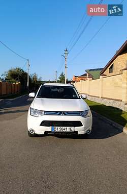 Внедорожник / Кроссовер Mitsubishi Outlander 2013 в 