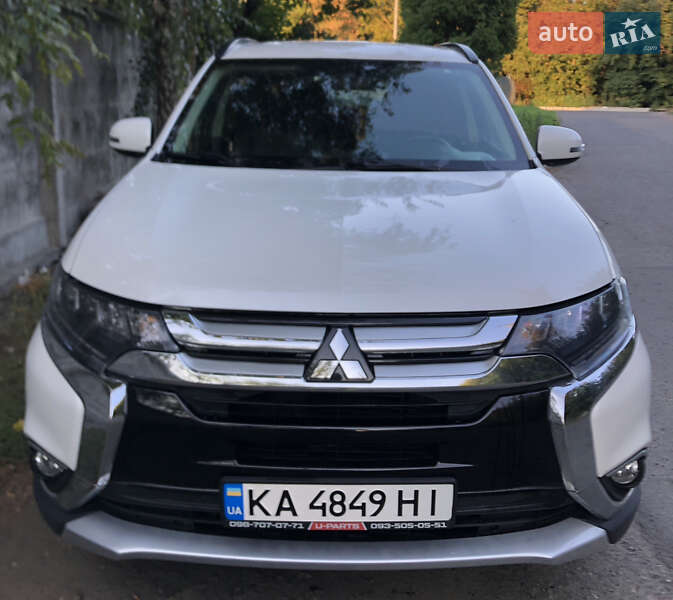 Внедорожник / Кроссовер Mitsubishi Outlander 2016 в 