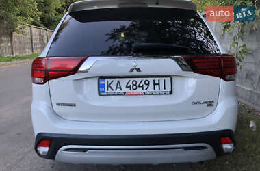 Внедорожник / Кроссовер Mitsubishi Outlander 2016 в 