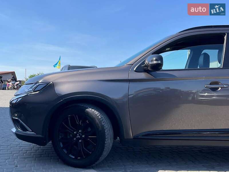 Внедорожник / Кроссовер Mitsubishi Outlander 2017 в Львове