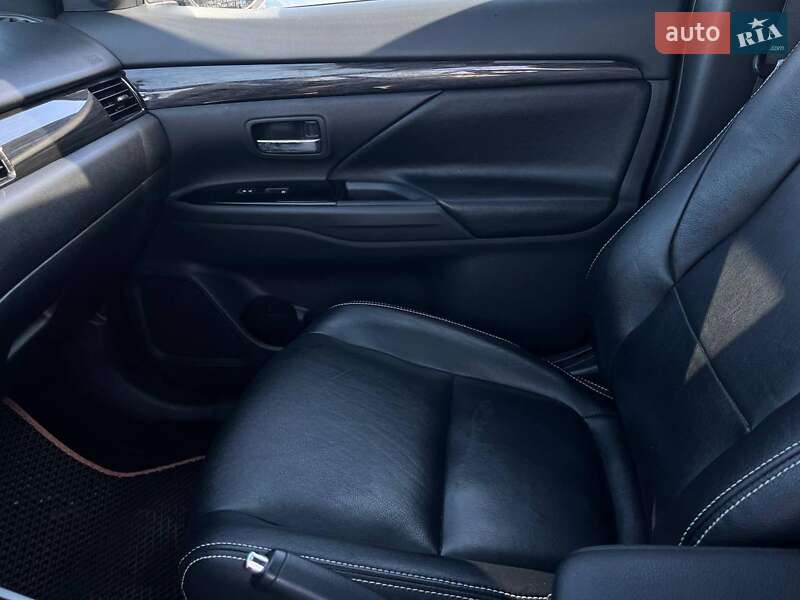 Внедорожник / Кроссовер Mitsubishi Outlander 2017 в Львове