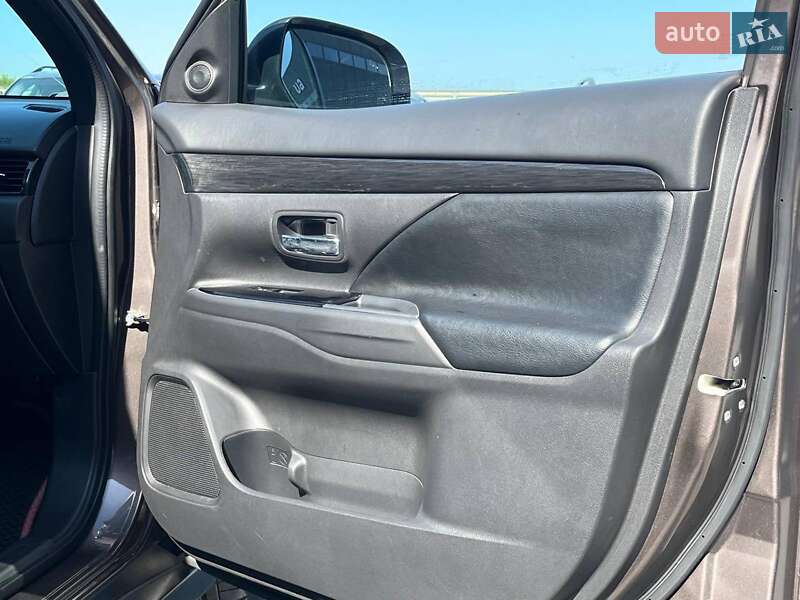 Внедорожник / Кроссовер Mitsubishi Outlander 2017 в Львове