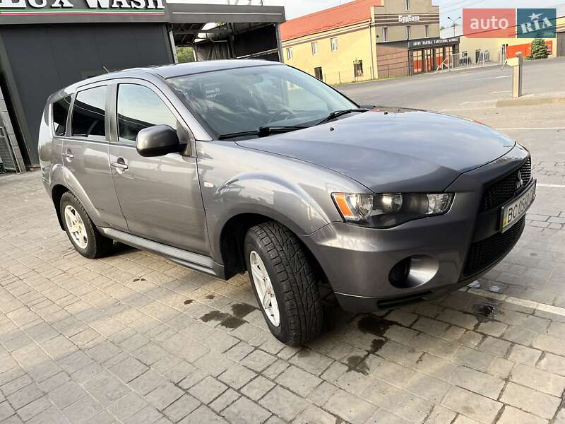 Внедорожник / Кроссовер Mitsubishi Outlander 2012 в 