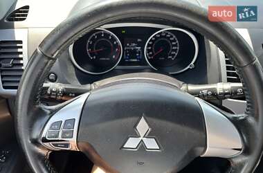 Внедорожник / Кроссовер Mitsubishi Outlander 2012 в 