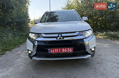 Внедорожник / Кроссовер Mitsubishi Outlander 2016 в 