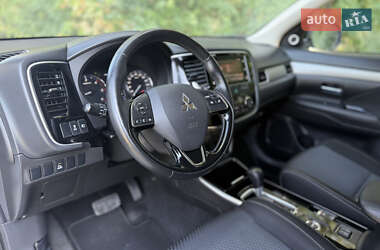 Внедорожник / Кроссовер Mitsubishi Outlander 2016 в 