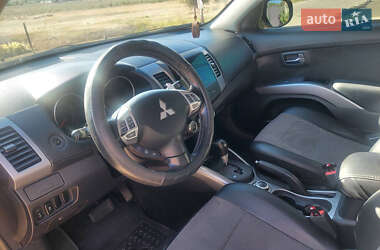 Внедорожник / Кроссовер Mitsubishi Outlander 2012 в 