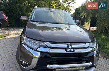 Внедорожник / Кроссовер Mitsubishi Outlander 2016 в 