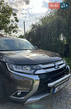 Внедорожник / Кроссовер Mitsubishi Outlander 2016 в 
