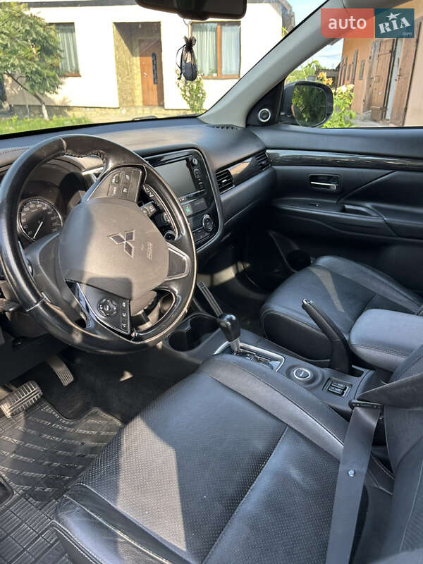 Позашляховик / Кросовер Mitsubishi Outlander 2016 в Радивиліві