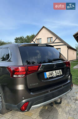 Внедорожник / Кроссовер Mitsubishi Outlander 2016 в 