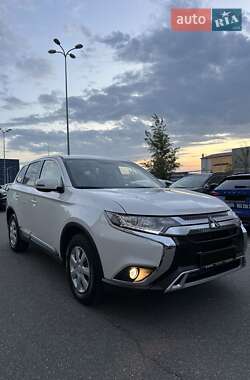 Внедорожник / Кроссовер Mitsubishi Outlander 2021 в 