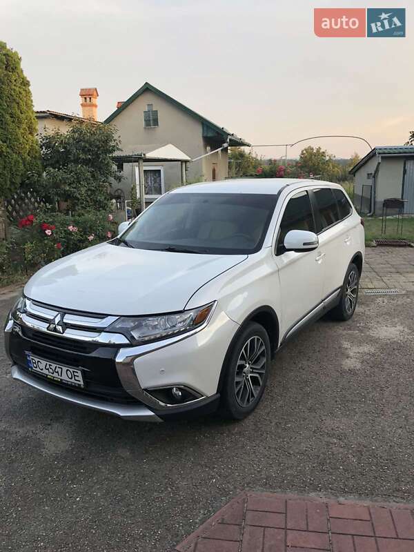 Внедорожник / Кроссовер Mitsubishi Outlander 2015 в 