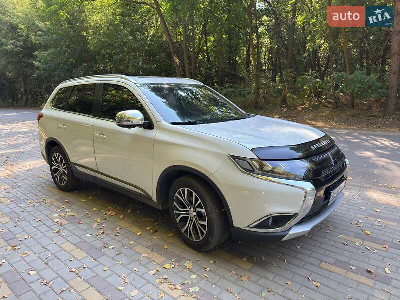 Позашляховик / Кросовер Mitsubishi Outlander 2017 в Бершаді