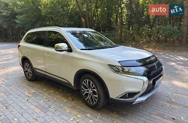 Внедорожник / Кроссовер Mitsubishi Outlander 2017 в 