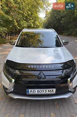 Внедорожник / Кроссовер Mitsubishi Outlander 2017 в 