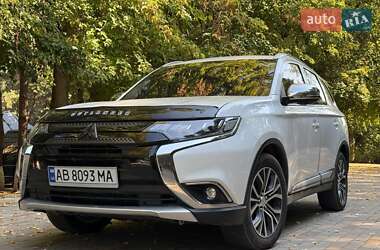 Внедорожник / Кроссовер Mitsubishi Outlander 2017 в 