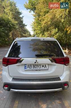 Внедорожник / Кроссовер Mitsubishi Outlander 2017 в 
