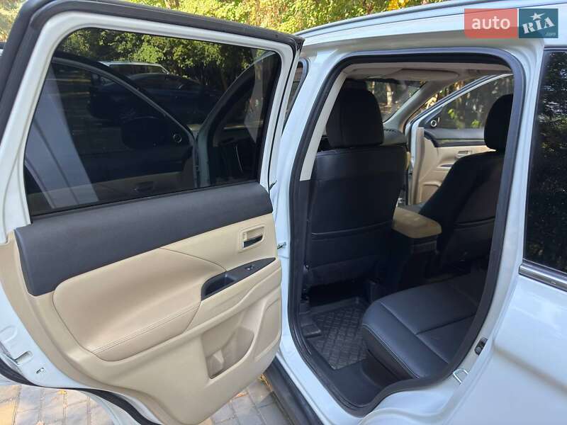 Позашляховик / Кросовер Mitsubishi Outlander 2017 в Бершаді