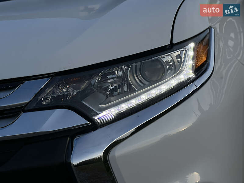 Внедорожник / Кроссовер Mitsubishi Outlander 2016 в Стрые