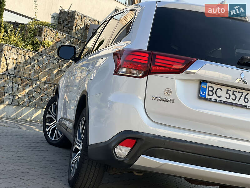 Внедорожник / Кроссовер Mitsubishi Outlander 2016 в Стрые