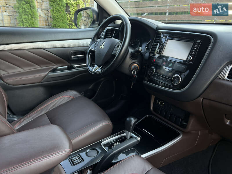 Внедорожник / Кроссовер Mitsubishi Outlander 2016 в Стрые