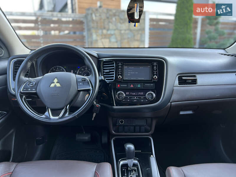 Внедорожник / Кроссовер Mitsubishi Outlander 2016 в Стрые