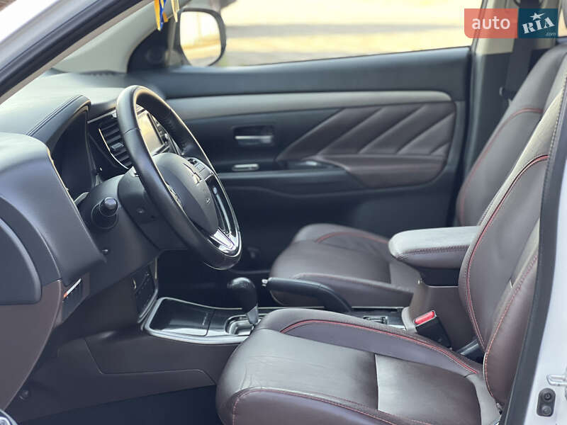 Внедорожник / Кроссовер Mitsubishi Outlander 2016 в Стрые