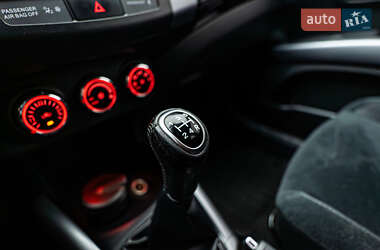 Внедорожник / Кроссовер Mitsubishi Outlander 2012 в 
