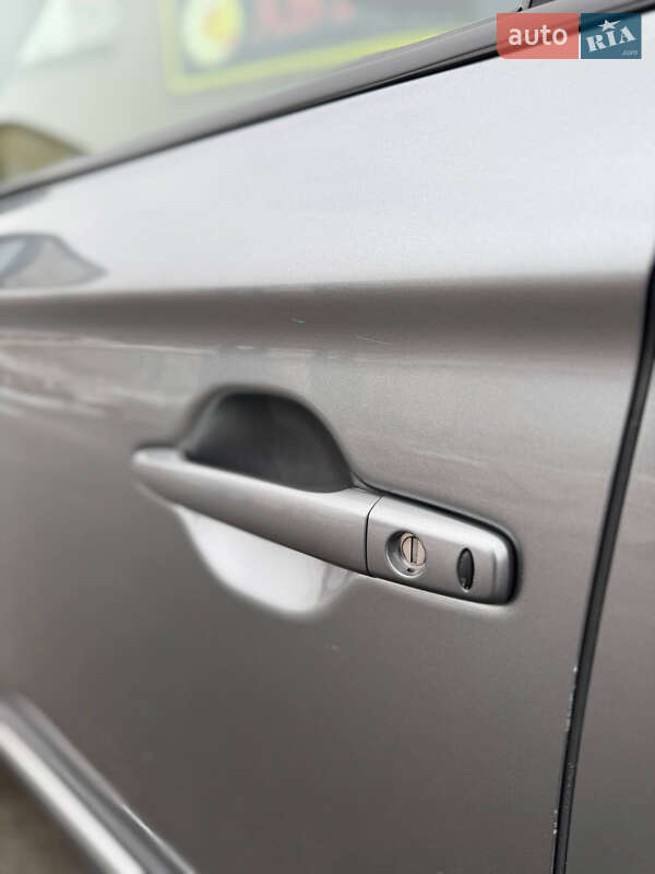 Позашляховик / Кросовер Mitsubishi Outlander 2016 в Києві