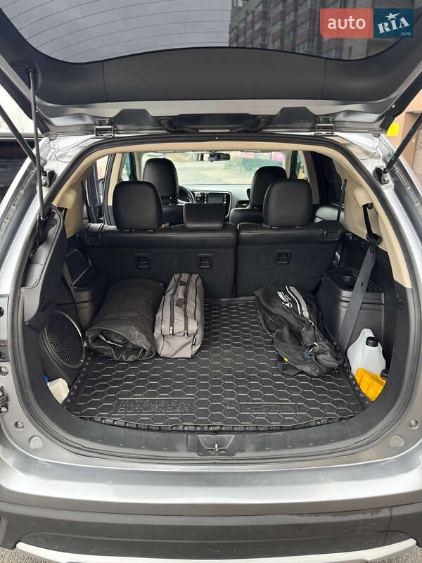 Позашляховик / Кросовер Mitsubishi Outlander 2016 в Києві