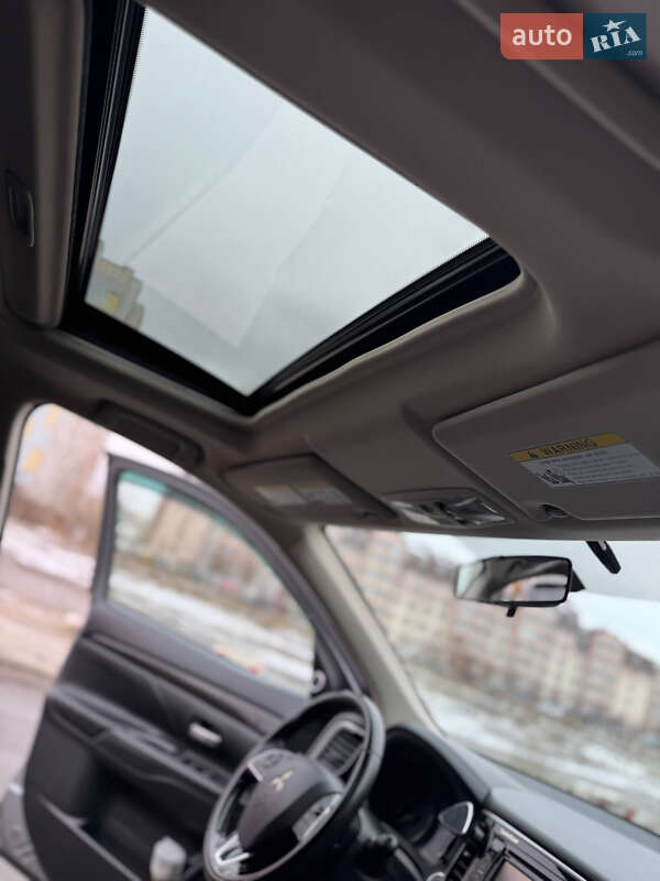 Позашляховик / Кросовер Mitsubishi Outlander 2016 в Києві