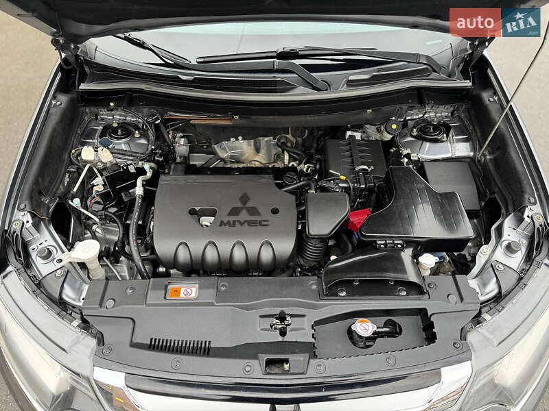 Позашляховик / Кросовер Mitsubishi Outlander 2016 в Києві