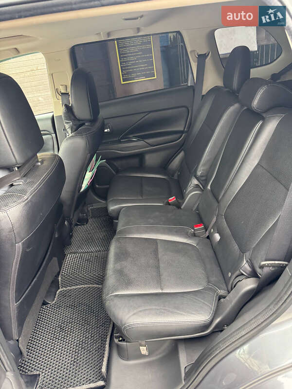 Позашляховик / Кросовер Mitsubishi Outlander 2016 в Києві