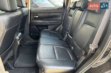 Позашляховик / Кросовер Mitsubishi Outlander 2013 в 