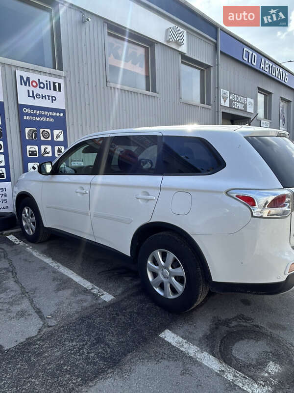 Внедорожник / Кроссовер Mitsubishi Outlander 2014 в Киеве