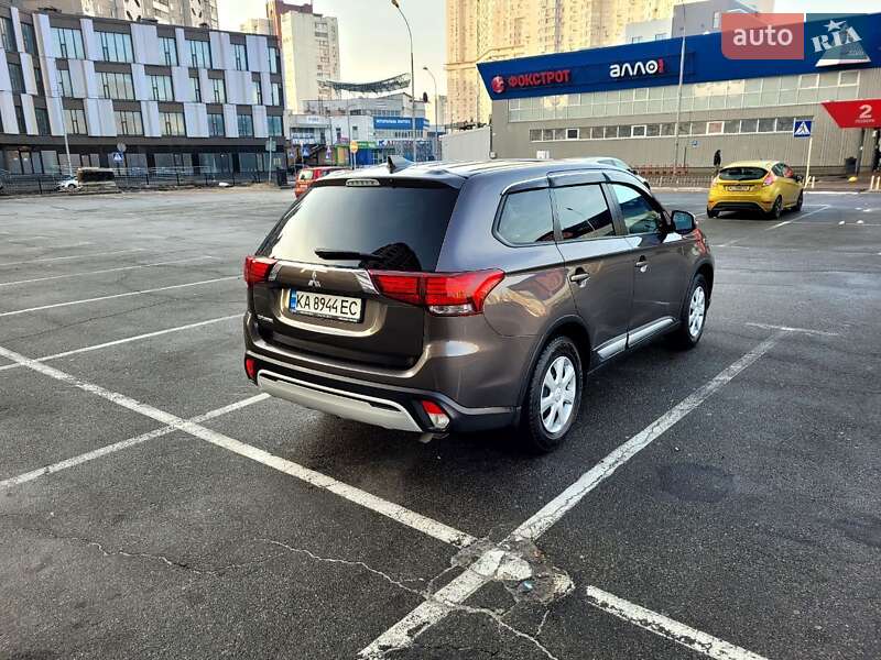 Внедорожник / Кроссовер Mitsubishi Outlander 2021 в 