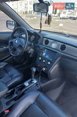 Внедорожник / Кроссовер Mitsubishi Outlander 2005 в 